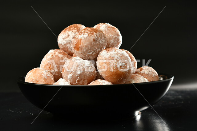 طبق من كرات الحلوى بالسكر المطحون ، حلويات وسكريات ، تحلاية