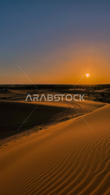 الكثبان الرملية الصحراوية بروضة خريم شرق مدينة الرياض بالمملكة العربية السعودية ، التلال الرملية ، الكثبان الرملية ، غروب الشمس ، البيئة الصحراوية ، صحاري السعودية ، الرمال الذهبية الناعمة