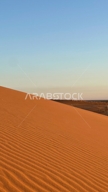 الكثبان الرملية الصحراوية بروضة خريم شرق مدينة الرياض بالمملكة العربية السعودية ، التلال الرملية ، الكثبان الرملية ، البيئة الصحراوية ، صحاري السعودية ، الرمال الذهبية الناعمة