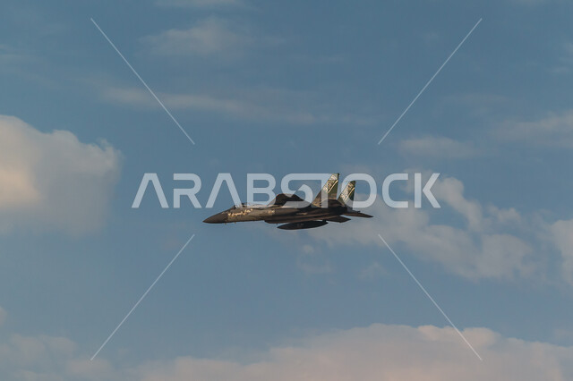 صورة مقربة لعرض جوي لطائرة في احتفالات السعودية بذكرى اليوم الوطني، الإحتفال بذكرى اليوم الوطني السعودي ، الطائرات السعودية تحلق في سماء المملكة العربية السعودية ، العيد الوطني للمملكة