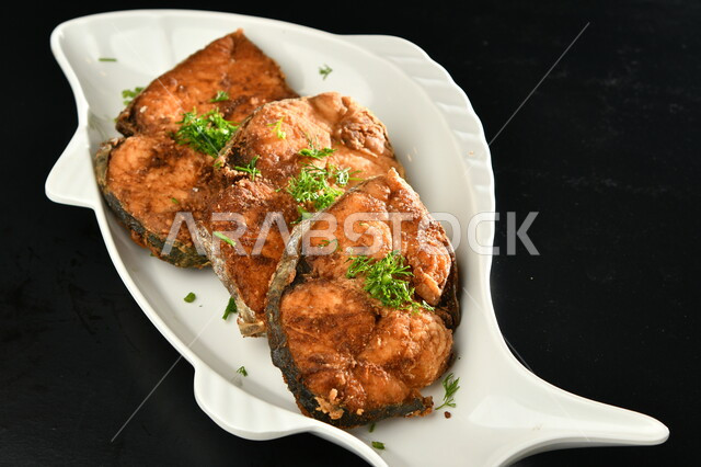 طبق من السمك  المتبل الشهي ، مأكولات بحرية ، مأكولات عربية ، وجبة طعام غذائية صحية 