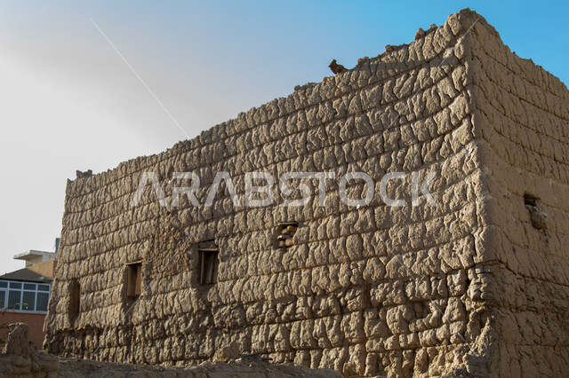 جدار من بيت قديم مصنوع من الطين في منطقة عسير في أحد رفيدة ، أماكن تاريخية أثرية في المملكة العربية السعودية ، مباني قديمة ، بيوت تاريخية قديمة.