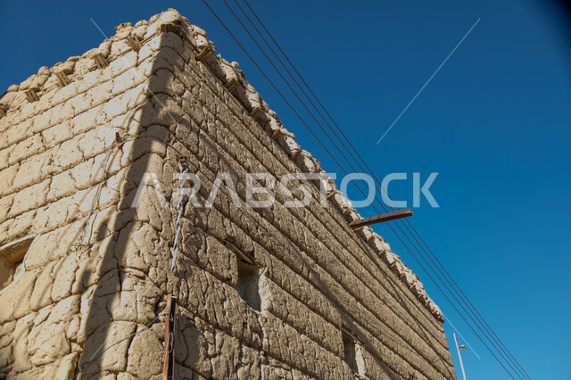 جدار من بيت قديم مصنوع من الطين في منطقة عسير في أحد رفيدة ، أماكن تاريخية أثرية في المملكة العربية السعودية ، مباني قديمة ، بيوت تاريخية قديمة.