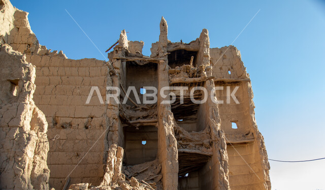 جدار من بيت قديم مصنوع من الطين مهجور وغير مرمم في منطقة عسير في أحد رفيدة ، أماكن تاريخية أثرية في المملكة العربية السعودية ، مباني قديمة ، بيوت تاريخية قديمة.
