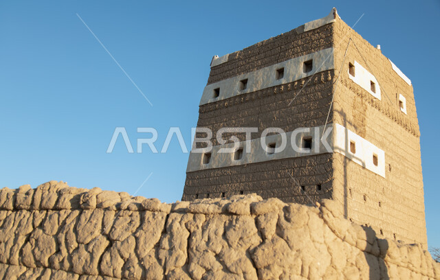 شبابيك لبيت تراثي مرمم مصنوع من الطين والحجار المرصوصة في منطقة عسير في أحد رفيدة ، أماكن تاريخية أثرية في المملكة العربية السعودية ، مباني قديمة ، بيوت تاريخية قديمة.