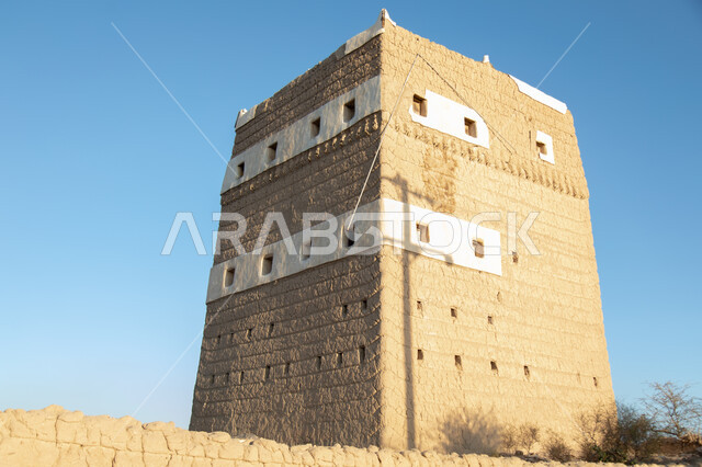 شبابيك لبيت تراثي مرمم مصنوع من الطين والحجار المرصوصة في منطقة عسير في أحد رفيدة ، أماكن تاريخية أثرية في المملكة العربية السعودية ، مباني قديمة ، بيوت تاريخية قديمة.