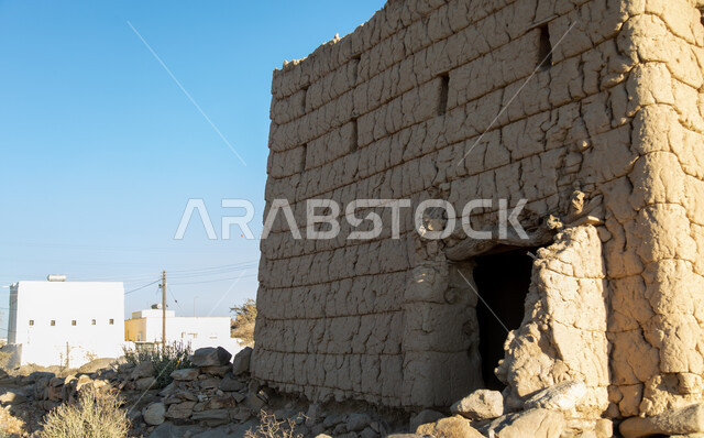 بيت تراثي قديم من الطين في منطقة عسير في أحد رفيدة ، أماكن تاريخية أثرية في المملكة العربية السعودية ، مباني قديمة ، بيوت تاريخية قديمة.