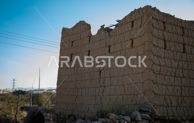 بيت تراثي قديم من الطين في منطقة عسير في أحد رفيدة ، أماكن تاريخية أثرية في المملكة العربية السعودية ، مباني قديمة ، بيوت تاريخية قديمة.