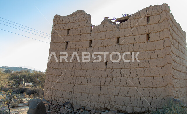 بيت تراثي قديم من الطين في منطقة عسير في أحد رفيدة ، أماكن تاريخية أثرية في المملكة العربية السعودية ، مباني قديمة ، بيوت تاريخية قديمة.