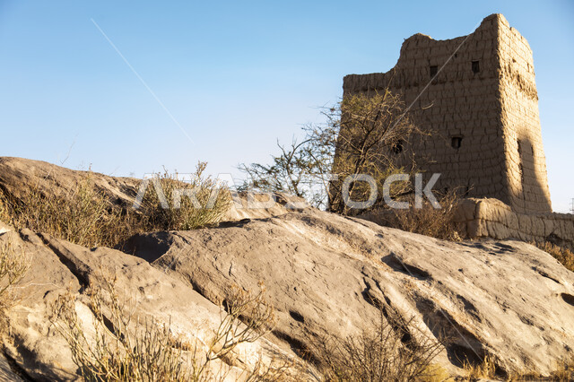 بيت تراثي قديم من الطين في منطقة عسير في أحد رفيدة ، أماكن تاريخية أثرية في المملكة العربية السعودية ، مباني قديمة ، بيوت تاريخية قديمة.