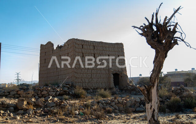 بيت تراثي قديم من الطين في منطقة عسير في أحد رفيدة ، أماكن تاريخية أثرية في المملكة العربية السعودية ، مباني قديمة ، بيوت تاريخية قديمة.