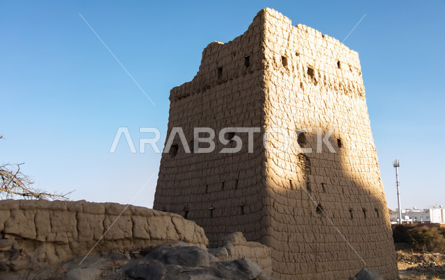 بيت تراثي قديم من الطين في منطقة عسير في أحد رفيدة ، أماكن تاريخية أثرية في المملكة العربية السعودية ، مباني قديمة ، بيوت تاريخية قديمة.