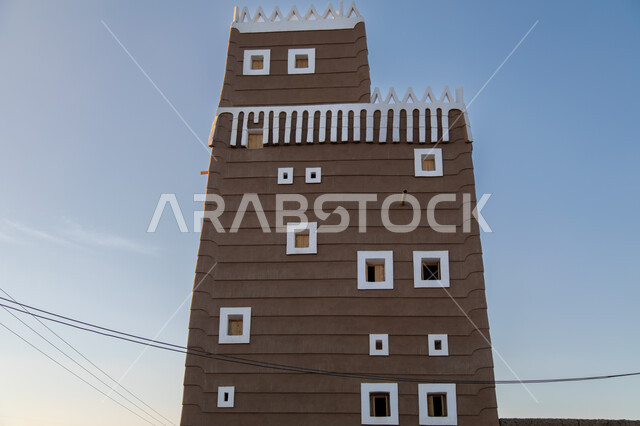 بيت تراثي قديم ومرمم بشبابيك بيضاء في منطقة عسير في أحد رفيدة ، أماكن تاريخية أثرية في المملكة العربية السعودية ، مباني قديمة ، بيوت تاريخية قديمة.