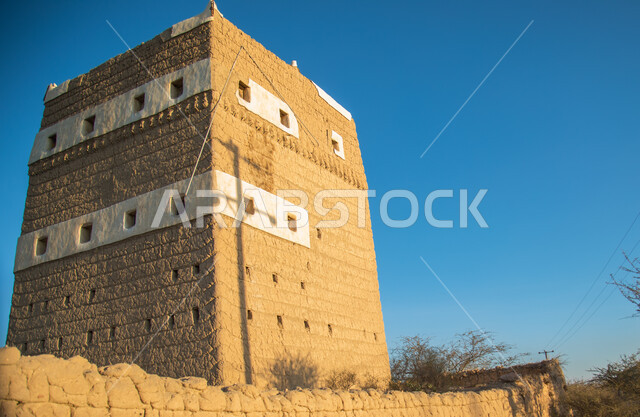 بيت تراثي قديم ومرمم بشبابيك بيضاء في منطقة عسير في أحد رفيدة ، أماكن تاريخية أثرية في المملكة العربية السعودية ، مباني قديمة ، بيوت تاريخية قديمة.