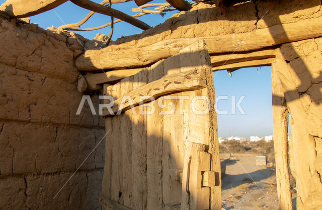 باب تراثي مفتوح،ابواب تاريخية،جدارقديم، باب خشبي عتيق، أماكن تاريخية أثرية في المملكة العربية السعودية ، بيوت تاريخية قديمة.