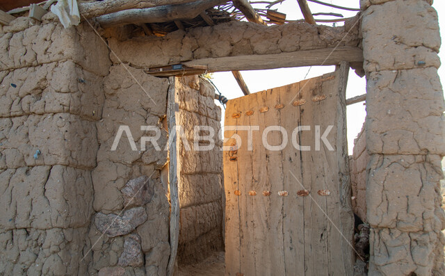 باب تراثي مفتوح،ابواب تاريخية،جدارقديم، باب خشبي عتيق، أماكن تاريخية أثرية في المملكة العربية السعودية ، بيوت تاريخية قديمة.