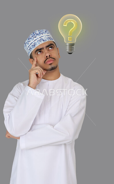 بورتريه لرجل عربي خليجي عماني  بايماءات تدل على الاستفهام، رؤية مستقبلية، التأمل والتخطيط، التمعن والتركيز، ايماءات وتعابير وجه ويدين تدل على التفكير والحيرة، مصباح مضيئ بعلامة الاستفهام، حركة واشارات، خلفية رمادية