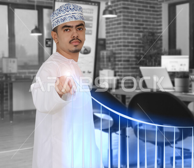 بورتريه لرجل عربي خليجي عماني يشير باصبع السبابة نحو مؤشر النمو، رسوم بيانية خاصة بصعود مؤشر النمو الاقتصادي، رسم بياني ثلاثي الأبعاد بتقنية الهولوجرام، الاستثمار المالي والاقتصادي، حركة اصبع واشارات، خلفية مكتب العمل