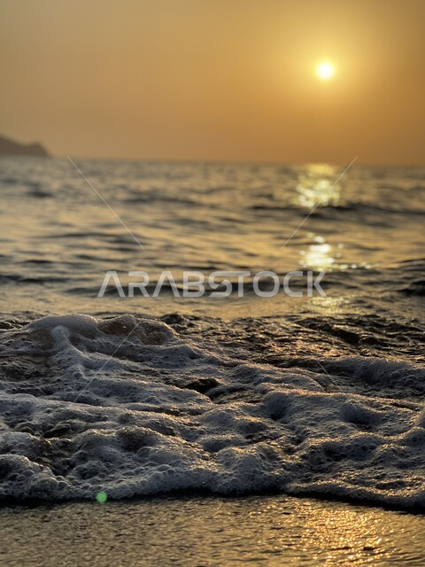 لقطة قريبة لأمواج البحر مع خلفية شروق الشمس، خلفية طبيعة وقت الغروب ، المناظر البحرية الهادئة ، هدوء وجمال البحر ، بحر السعودية ، أماكن سياحية ترفيهية في السعودية