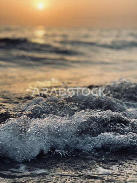 لقطة قريبة لأمواج البحر مع خلفية شروق الشمس، خلفية طبيعة وقت الغروب ، المناظر البحرية الهادئة ، هدوء وجمال البحر ، بحر السعودية ، أماكن سياحية ترفيهية في السعودية