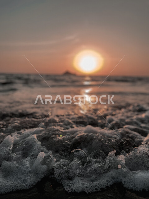 لقطة قريبة لأمواج البحر مع خلفية شروق الشمس، خلفية طبيعة وقت الغروب ، المناظر البحرية الهادئة ، هدوء وجمال البحر ، بحر السعودية ، أماكن سياحية ترفيهية في السعودية