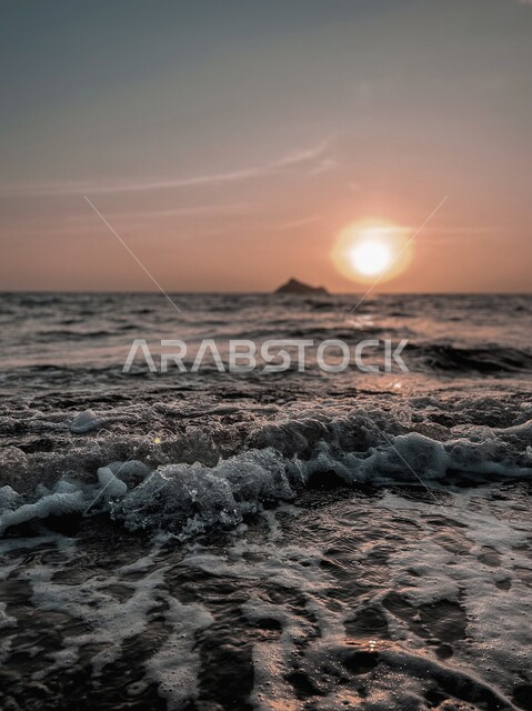 لقطة قريبة لأمواج البحر مع خلفية شروق الشمس، خلفية طبيعة وقت الغروب ، المناظر البحرية الهادئة ، هدوء وجمال البحر ، بحر السعودية ، أماكن سياحية ترفيهية في السعودية