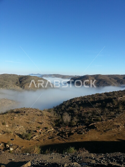 ضباب وغيوم بين الجبال في منطقة الباحة، جنوب المملكة العربية السعودية، الطبيعة الخلابة، السياحة والسفر، جبال ومرتفعات