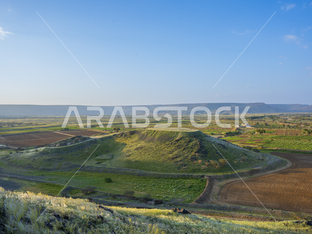 الحقول والأراضي الزراعية ، النباتات الخضراء ، الأشجار والمحاصيل الزراعية ، خلفية الطبيعة ، أودية
