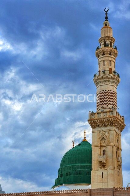 مأذنة المسجد النبوي الشريف في المدينة المنورة بالمملكة العربية السعودية، العبادة والتقرب الى الله، الحرم النبوي الشريف، أماكن إسلامية مقدسة، المسلمون يمشون في المجمع الخارجي للمسجد النبوي في المدينة المنورة، المظلات الإلكترونية