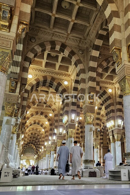 المسجد النبوي الشريف في المدينة المنورة بالمملكة العربية السعودية، العبادة والتقرب الى الله، الحرم النبوي الشريف، أماكن إسلامية مقدسة، المسلمون يمشون في المجمع الخارجي للمسجد النبوي في المدينة المنورة، المظلات الإلكترونية