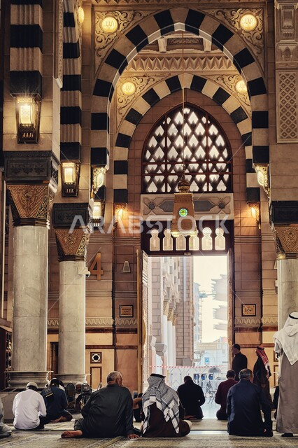  المسجد النبوي الشريف في المدينة المنورة بالمملكة العربية السعودية، العبادة والتقرب الى الله، الحرم النبوي الشريف، أماكن إسلامية مقدسة، المسلمون يمشون في المجمع الخارجي للمسجد النبوي في المدينة المنورة، المظلات الإلكترونية