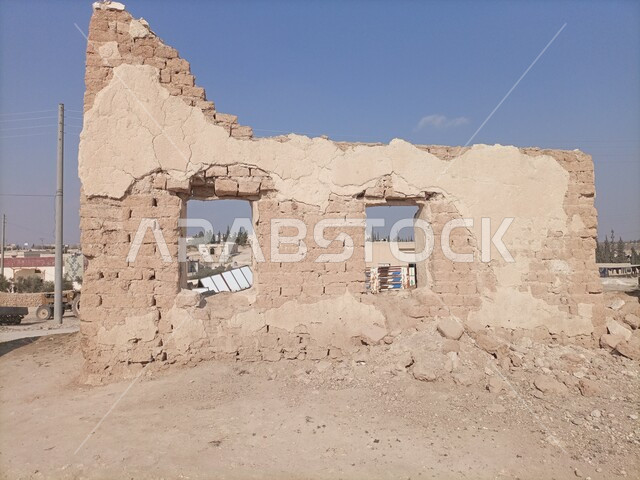 منزل تراثي قديم  ، جدارقديم ، بيت محطم ، أماكن تاريخية أثرية في المملكة العربية السعودية ، بيوت حجرية قديمة.