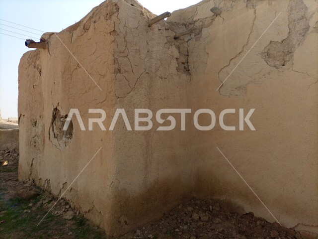منزل تراثي قديم  ، جدارقديم ، بيت محطم ، أماكن تاريخية أثرية في المملكة العربية السعودية ، بيوت حجرية قديمة.
