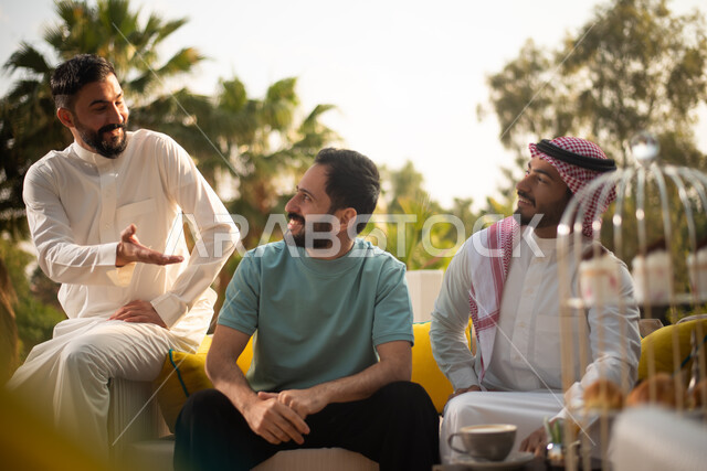 شباب عرب خليجيين سعوديين يقضون أوقات ممتعة، جلسات وانشطة شبابية، كشتة شباب، نقاشات وحوارات، وناسة وتعارف، نزهه في الهواء الطلق، الطبيعة الخضراء