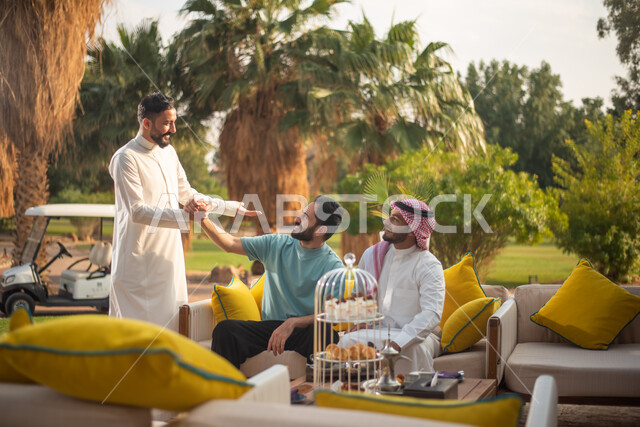 شباب عرب خليجيين سعوديين يقضون أوقات ممتعة، نقاشات وحوارات، وناسة وتعارف، كشتة شباب، جلسات وانشطة شبابية، نزهه في الهواء الطلق، الطبيعة الخضراء