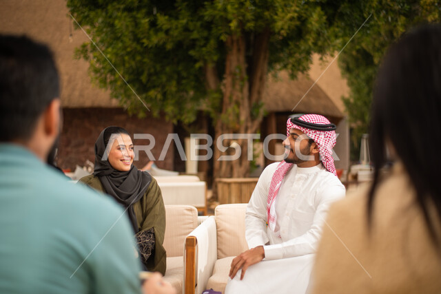 اصدقاء عرب خليجيين سعوديين يستمتعون بتبادل الحديث في احد الاماكن الترفيهية، قضاء اوقات ممتعة، منتزهات سعودية، نقاشات وحوارات، وناسة وتعارف، الجلوس في الهواء الطلق