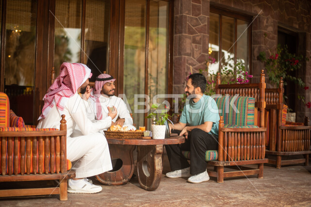 شباب عرب خليجيين سعوديين يستمتعون بتبادل الحديث في احد المقاهي السعودية، ديوانية شباب السعودية، قضاء اوقات ممتعة، المشروبات الباردة، نقاشات وحوارات، أجواء شبابية في مقهى سعودي