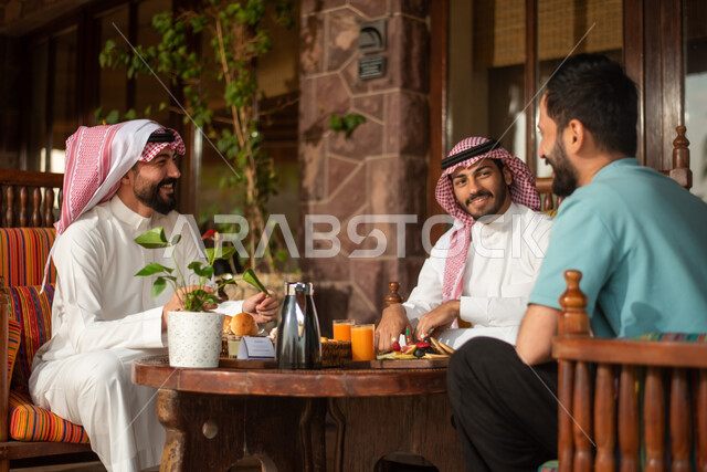 شباب عرب خليجيين سعوديين يستمتعون بتبادل الحديث في احد المقاهي السعودية، نقاشات وحوارات، قضاء اوقات ممتعة، المشروبات الباردة، ديوانية شباب السعودية، أجواء شبابية في مقهى سعودي