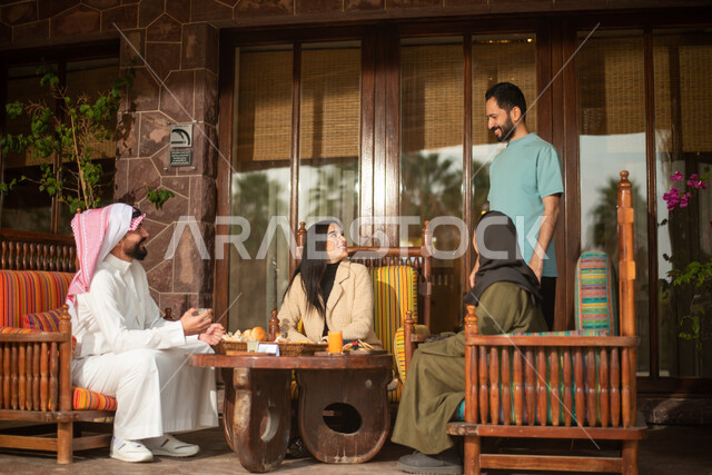 اصدقاء عرب خليجيين سعوديين يستمتعون بتبادل الحديث في احد المقاهي السعودية، ديوانية سعودية، نقاشات وحوارات، المشروبات الباردة، قضاء أوقات ممتعة، وناسة وتعارف، أجواء سعيدة، مقهى سعودي