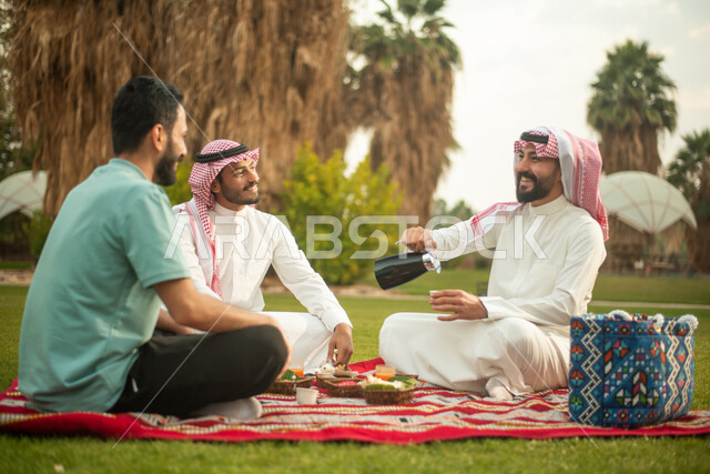 شباب عرب خليجيين سعوديين يقضون أوقات ممتعة في إحدى الحدائق العامة، نزهة في الهواء الطلق، جلسات شبابية، القهوة العربية السعودية، حوارات ونقاشات، وناسة وتعارف، كشتة شباب