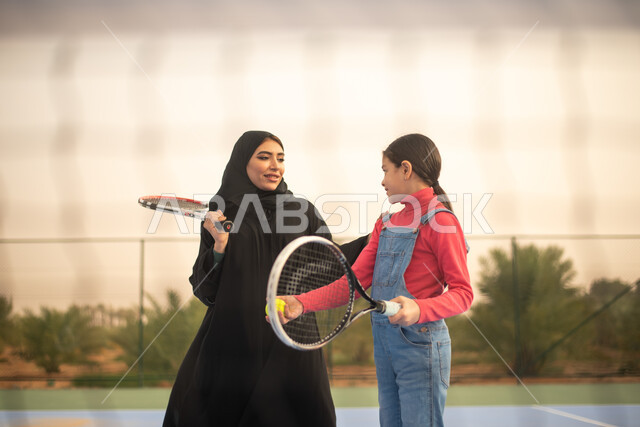 ام عربية خليجية سعودية تقضي اوقات ممتعة مع ابنتها، الملاعب العامة، ملعب رياضي، ممارسة كرة التنس الارضي، لعب كرة المضرب، انشطة ترفيهية رياضية، العاب رياضية، اللعب والترفيه، قضاء أوقات عائلية ممتعة