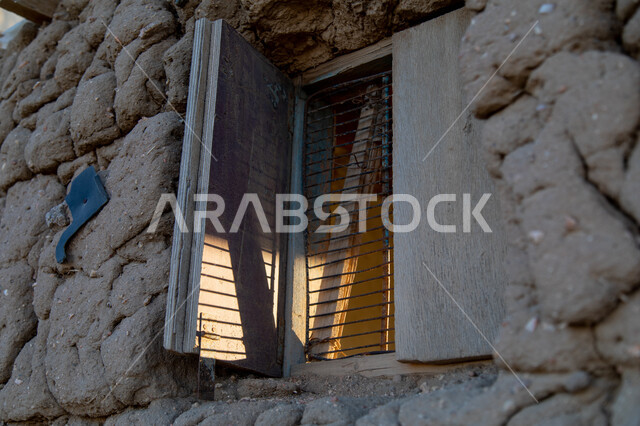 نافذة خشبية مفتوحة في بيت تراثي قديم، البيوت الطينية التاريخية و الاثرية ، مباني قديمة تراثية ، بيوت الطين في المملكة العربية السعودية