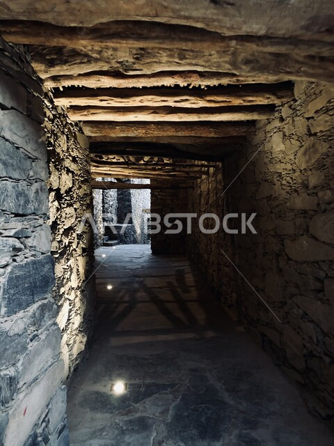 ممر داخل احدى المباني التراثية القديمة في قرية رجال ألمع التراثية في منطقة عسير ، محافظة رجال ألمع التاريخية الأثرية ، روعة المناطق و المعالم السياحية بالمملكة العربية السعودية