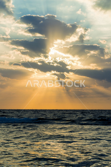 غروب الشمس وشروقها على شاطئ بحر العرب في جدة ، منظر الغروب على الشاطئ ، مناظر طبيعية خلابة في سماء المملكة السعودية