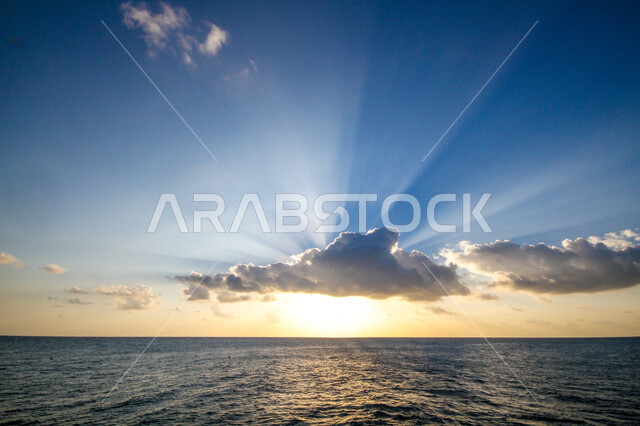 شروق الشمس على شاطئ البحر ، السماء والمناظر الطبيعية ، خلفية الطبيعة ، المناظر البحرية الهادئة  ، تأمل البحر وقت شروق الشمس