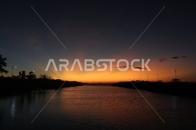  غروب الشمس على النهر ، السماء والمناظر الطبيعية ، خلفية الطبيعة ، المناظر المائيه الهادئة  ، تأمل السماء وقت غروب الشمس