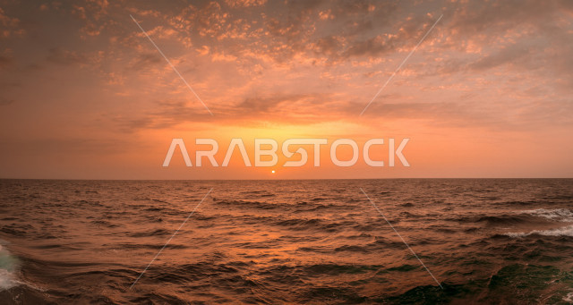 غروب الشمس وشروقها على شاطئ بحر العرب في جدة ، منظر الغروب على الشاطئ ، مناظر طبيعية خلابة في سماء المملكة السعودية