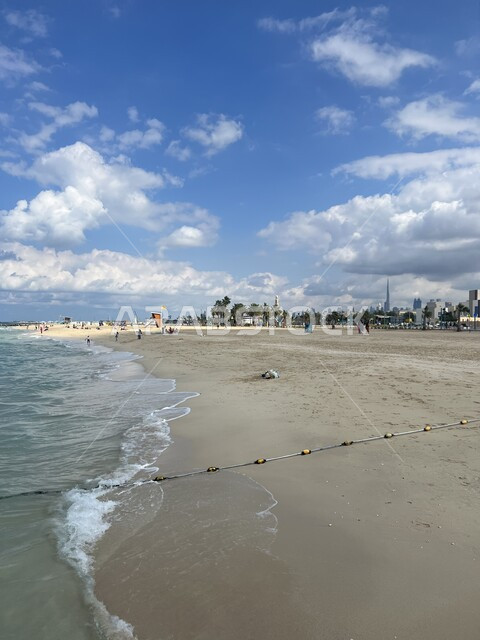 شاطئ رملي في دبي، شاطئ للسباحة، الاسترخاء على أصوات الأمواج والتأمل بالسماء والغيوم ، السباحة في شواطئ مدينة دبي.