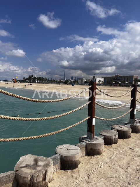 أعمدة وحواجز حبلية على أحد شواطئ دبي، شاطئ رملي خاص للسباحة، السباحة في شواطئ دبي.