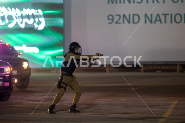 جنود عرب سعوديون خليجيون يقومون بتدريبات قتاليه, تدريب الجيوش على فنون القتال, الدفاع عن الوطن, اليوم الوطني 92, يوم التأسيس, الإحتفال بذكرى اليوم الوطني السعودي